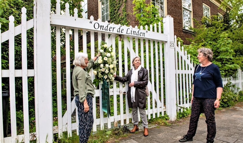 <p>Vertegenwoordigers van de Wijkvereniging Oud Voorburg, Huygens’ Hofwijck, Museum Swaensteyn en Stichting Erfgoed Prinses Marianne plaatsten een gedenkboeket op het hek bij de woning van Ineke Verbeek (foto: Ronald Meekel).</p>