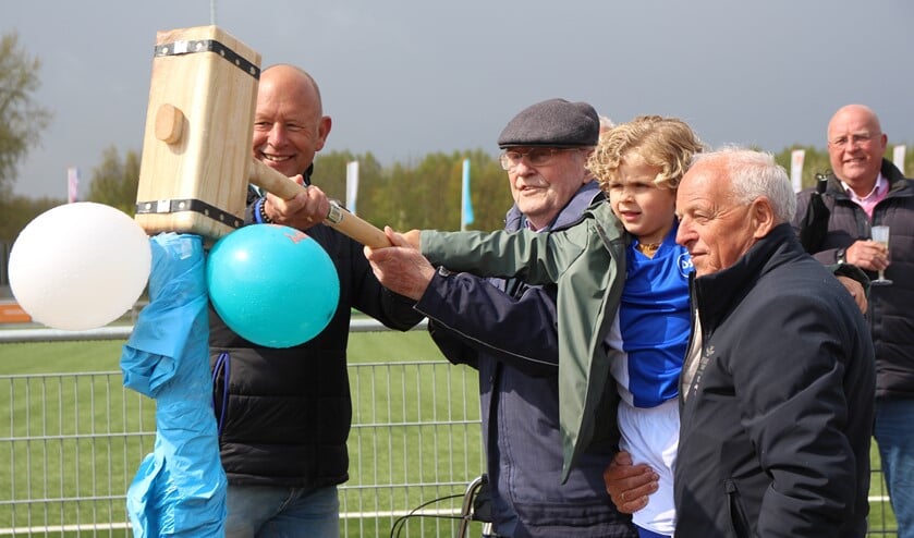 <p>Het oudste en het jongste lid slaan een symbolisch eerste paaltje, onder toeziend oog van voorzitter Peter de Jong. </p>