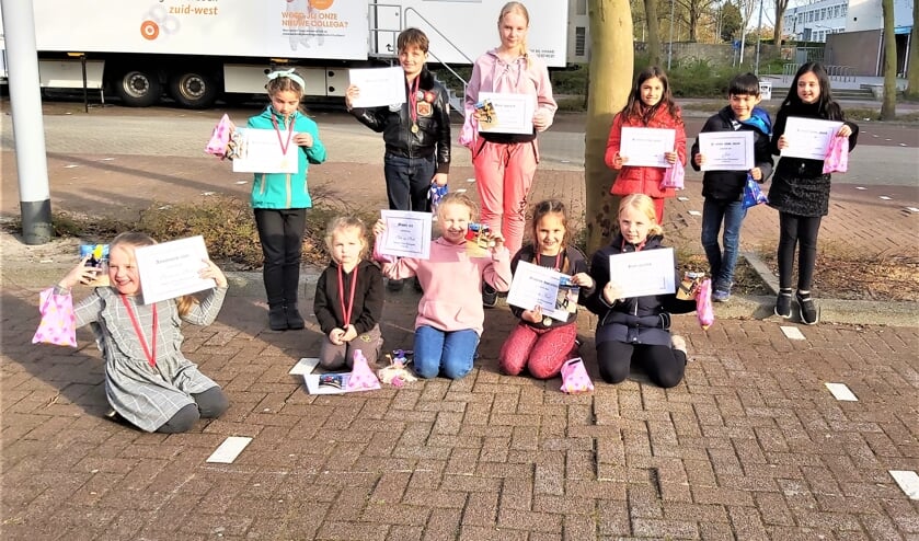 <p>De trotse groepen van Trinity winterguard hebben hun doel bereikt en zilver en goud behaald (foto: pr).</p>
