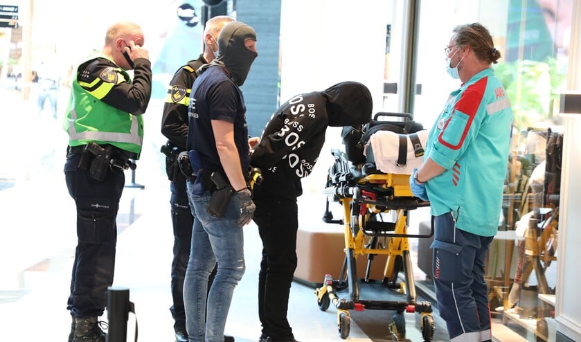<p>De man gaf zich over en is aangehouden. Hij werd op een brancard afgevoerd en per ambulance naar het ziekenhuis gebracht voor passende zorg (foto: Sebastiaan Barel).</p>