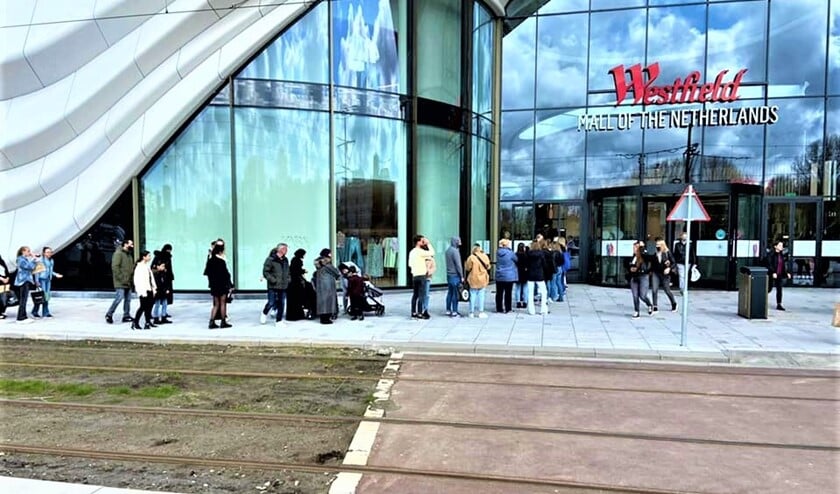 <p>Rij wachtenden voor de Westfield Mall (foto: gemeente LV).</p>
