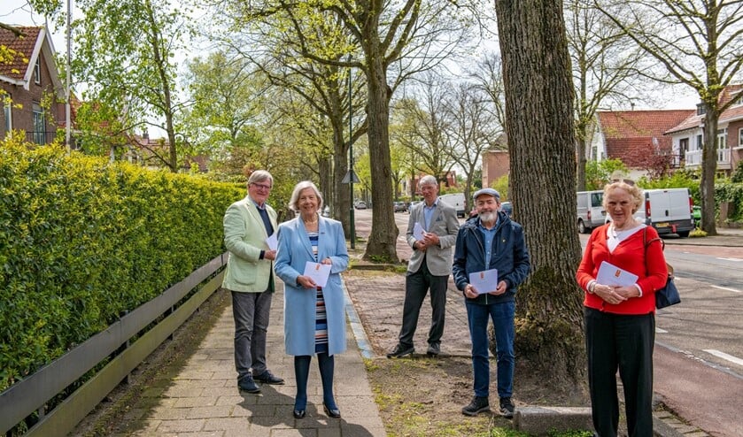 <p>Bestuursleden aan het begin van de Mariannelaan. V.l.n.r.: Alfred van Bunge, Tilly Zwartepoorte, Marcel Mooijman, Kees van der Leer, Marieke Spliethoff (foto: Ronald Meekel).</p>