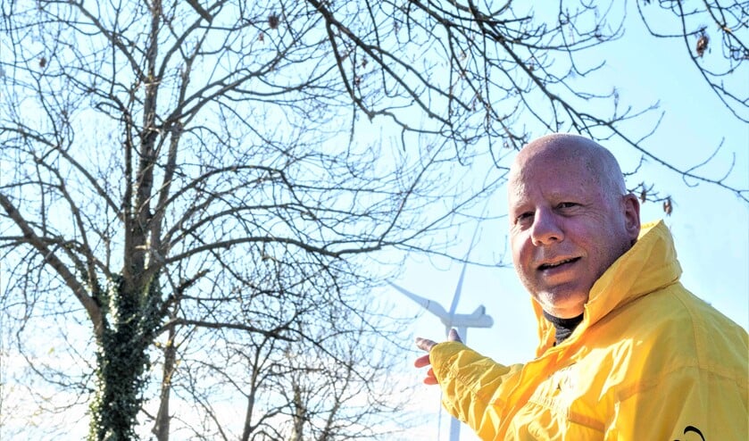 <p>GBLV-raadslid Hans Peter Klazenga met op de achtergrond de ontsierende en overlastgevende windturbine (foto: GBLV).</p>