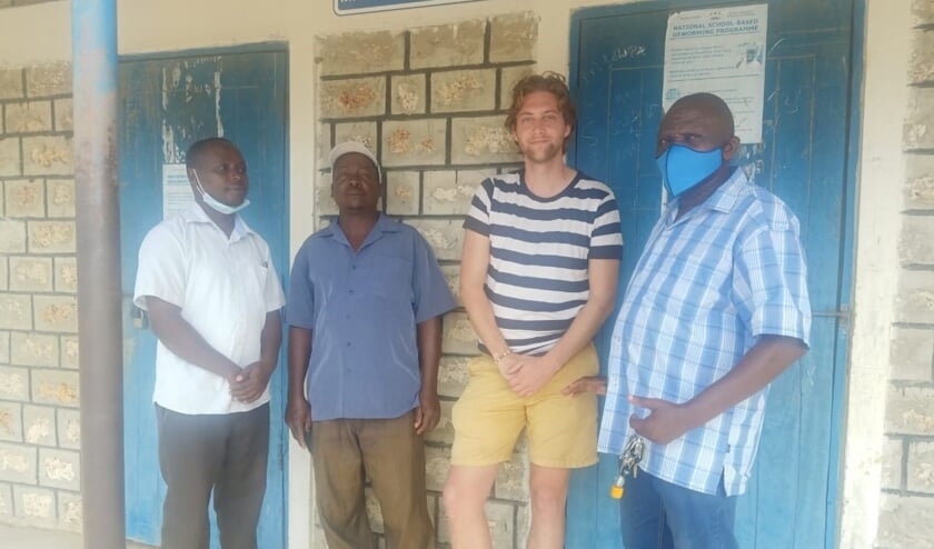 <p>Van links naar rechts: Mr Samuel Nzivo (deputy head teacher, Mr Kamanzo Mwatela (board of management chairman), Bram Over (Close the gap) en Samson Ndegwa (coördinator Tenda Pamoja Kenya).</p>