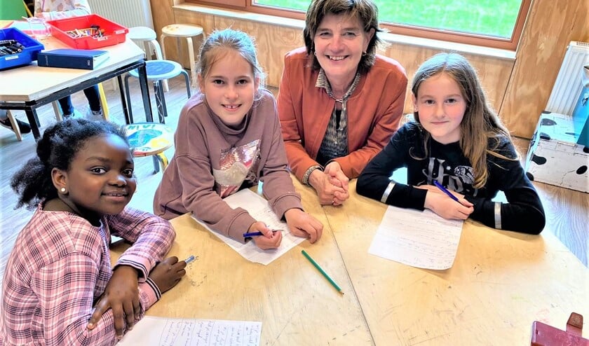 <p>Kinderen van BSO Stoer & Robuust namen Tine Oudshoorn, directeur-bestuurder van Vlietkinderen, een interview af (foto: pr Vlietkinderen).</p>