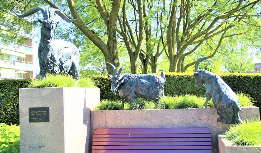 <p>Het beeld ‘Bok met twee geiten’ van Gerda van den Bosch in Duivenvoorde (tekst: Anne Marie Boorsma / foto: Marian Kokshoorn).</p>