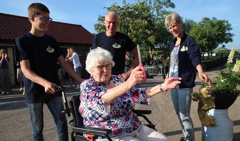 <p>Corrie van Wijk-Hofman knipt een lint door en daarmee is Bed & Breakfast Bij Boertje geopend. Links kleinzoon Timo en rechts Aline en Martin.</p>