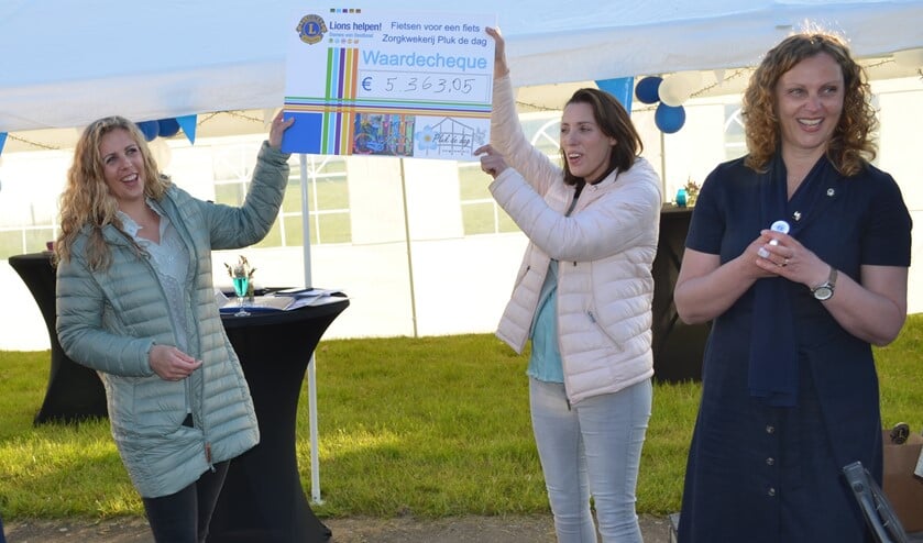 <p>Lydia Westmaas en haar zus Miriam van Zorgkwekerij Pluk de Dag zijn heel blij met de cheque.</p>