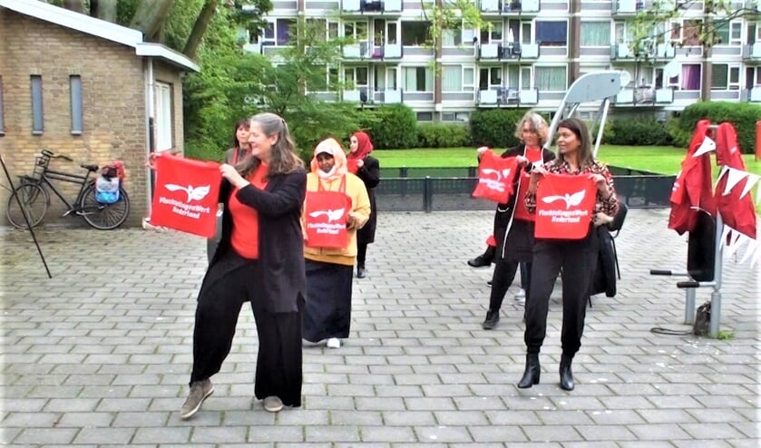 <p>Om de vrijwilligers een hart onder de riem te steken heeft VluchtelingenWerk Leidschendam-Voorburg meegedaan aan de Jerusalema challenge (foto: pr).</p>