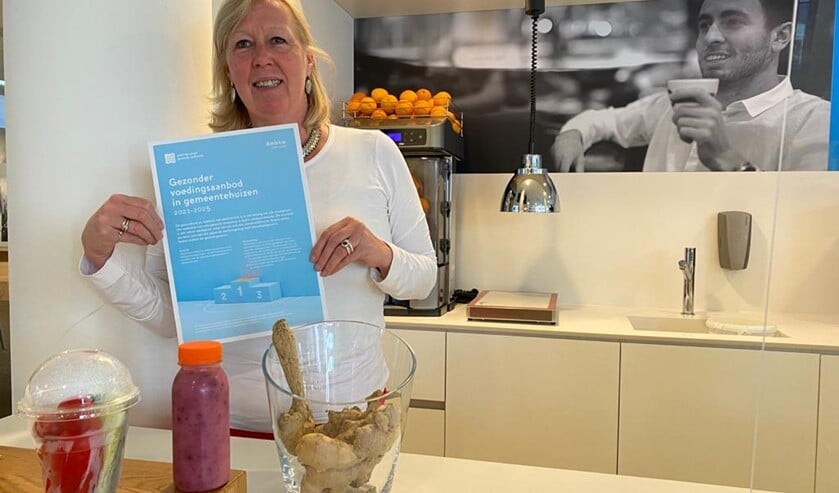 <p>Wethouder van Eekelen tekende namens de gemeente de Ambitie gezonder voedingsaanbod gemeentehuizen </p>
