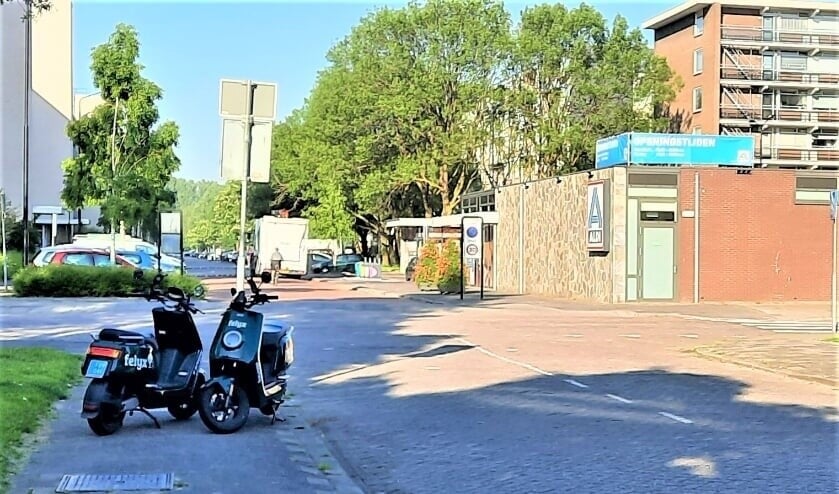 <p>Mensen met rollators en scootmobielen ondervinden veel hinder van de deelscooters geparkeerd op het trottoirs (Foto: P. Sas).</p>