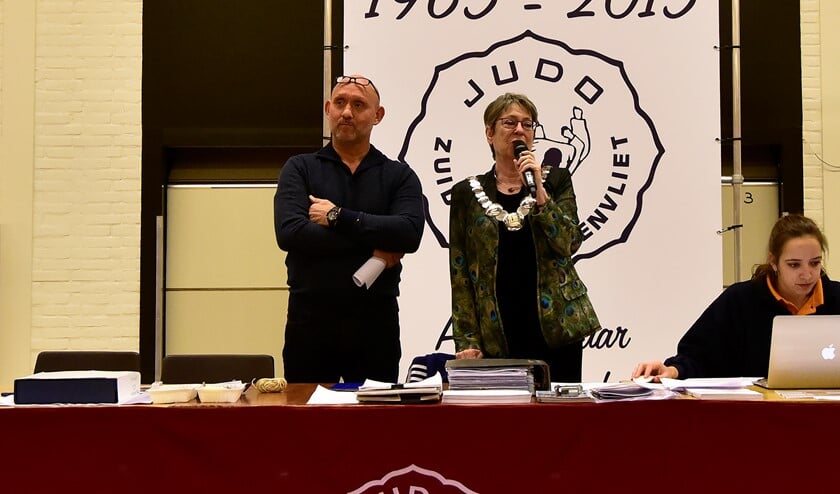 Burgemeester Salet opende de kampioenschappen. Foto's: René Bakker.