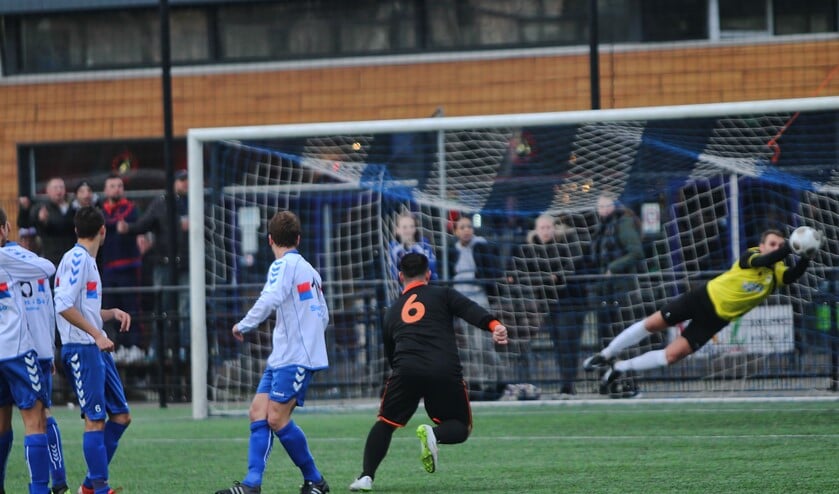 Kevin Rijsdijk voorkomt met een knappe redding een tegengoal van Houtwijk. Foto Peter de Jong.