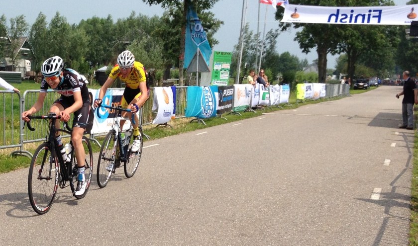 Kevin Inkelaar met in zijn wiel Sjoerd Bax.