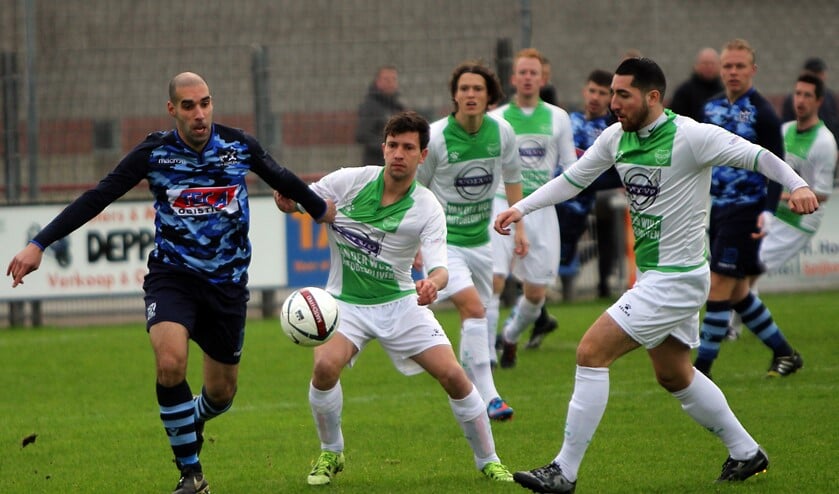 Eric Polet, die door een speler van Zwaluwen aan zijn shirt wordt getrokken, wil met Spijkenisse doorgroeien. Archieffoto Peter de Jong.