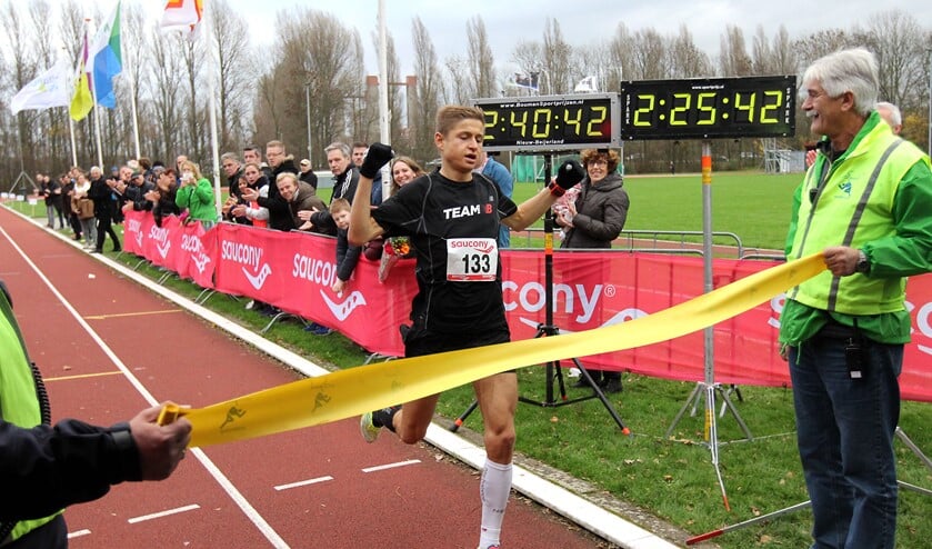Andreas Grøgaard uit Noorwegen de verrassende winnaar van de SpijkenisseSPARK Marathon. Foto Peter de Jong.