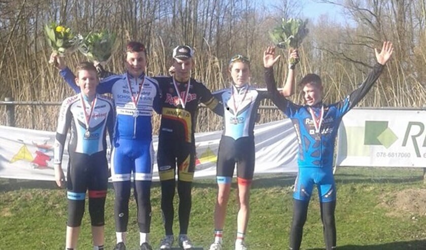 De jeugd van PRC Delta op het podium.