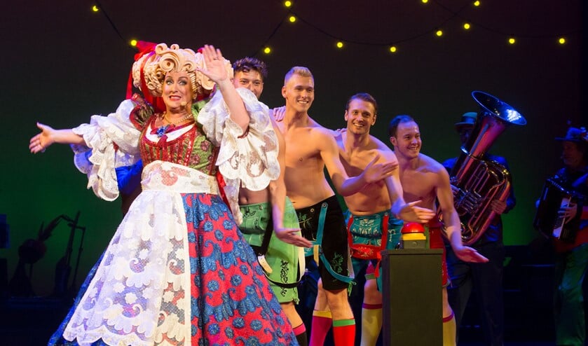 Karin Bloemen en Stiletto Dancers. Foto: Andy Doornhein
