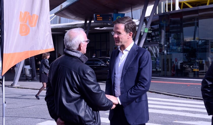 <p>Mark Rutte, hier op bezoek in Spijkenisse, heeft de Koning het ontslag van het kabinet aangeboden.</p>