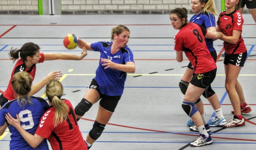 De dames van HVOS hadden zondag in sporthal Olympia geen moeite met tegenstander Saturnus Leiden. Fotografie: Peter de Jong