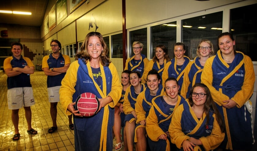 Amanda Lubbe (met bal) is in het jonge team van De Kempvis het slot op de verdediging. Foto Pater de Jong.