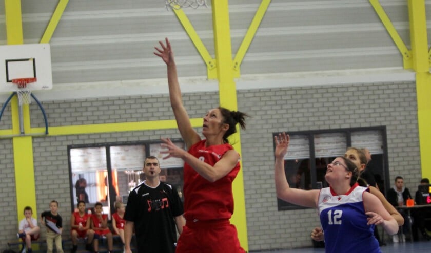 Brenda Steegman scoort hier voor The Hurricanes in het gewonnen duel met Binnenland 4. Fotografie: Peter de Jong