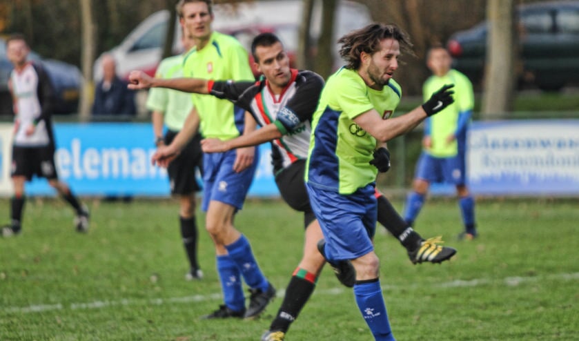 Aanvoerder Danny Poldervaart vuurt namens GHVV '13 de 2-0 tegen het garen. Abbenbroeks aanvoerder Dennis Holsteijn kon dit niet meer voorkomen. Foto Peter de Jong.