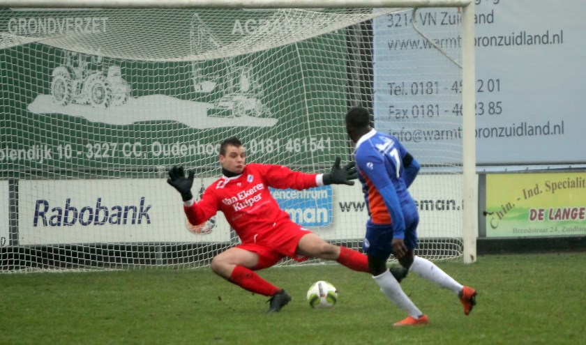 Matchwinnaar Alex Semedo bezorgt Zuidland in het degradatietreffen met LRC de overwinning. Foto Peter de Jong.