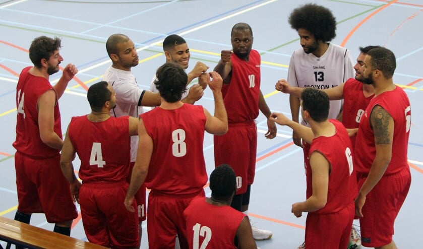 Coach Sjarrino Tweeling zet zijn manschappen op scherp tegen Forwodians Het werd 101-37 voor de Spijkenissers. Foto Peter de Jong.