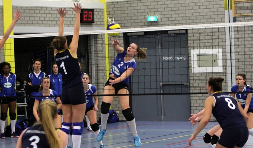 Alicia Mijnans (2) slaat door het blok van HLB van Daal, maar kon de nipte nederlaag niet voorkomen. Foto Peter de Jong.