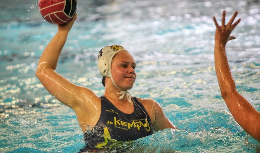 De waterpolosters van De Kempvis hebben een eervolle nederlaag geleden tegen kampioen VZV. Foto's: Peter de Jong.