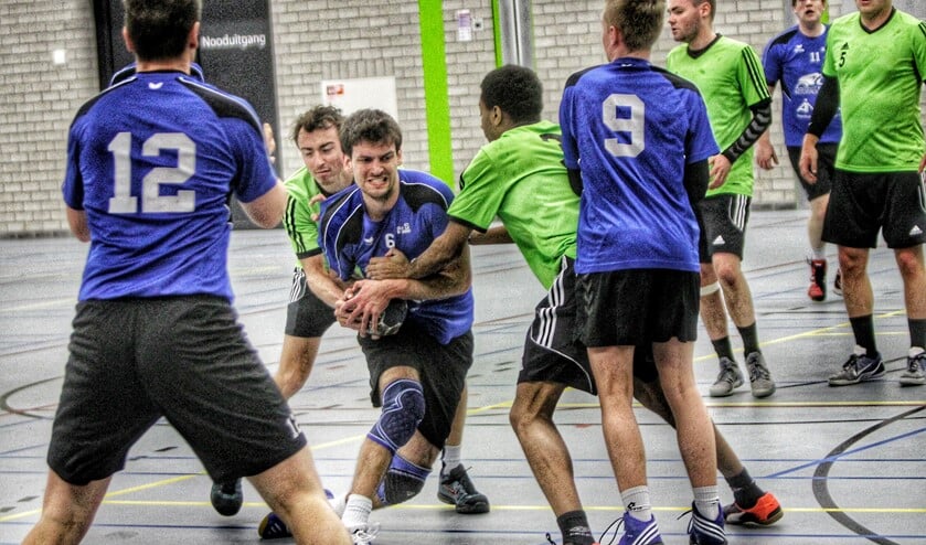 De handballers van HVOS hebben de zaalhandbalcompetitie afgesloten met een nederlaag tegen DWS. Foto Peter de Jong.