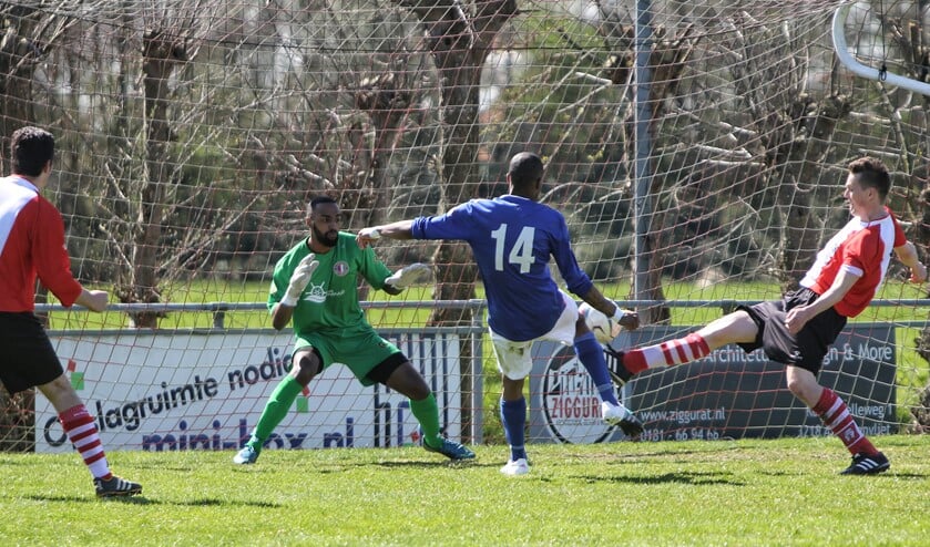 Abbenbroek, dat met 0-1 verloor van SV Charlois, is op zoek naar spelers voor alle elftallen. Foto's: Peter de Jong.