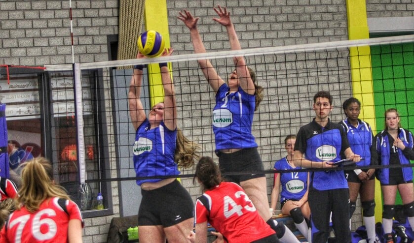 De volleybalsters van Spivo slaan zich tot tevredenheid van coach Lennart Mijnans naar veiliger oorden. Foto's: Peter de Jong.