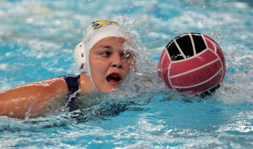 De waterpolosters van De Kempvis zijn het seizoen met een 11-0 overwinning tegen Residentie Den Haag uitstekend gestart. foto Peter de Jong.