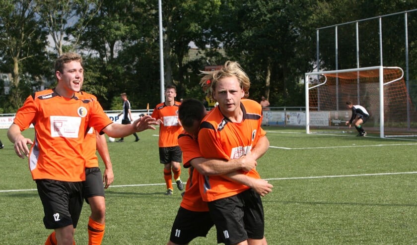 Arie Bravenboer heeft zojuist uit vrije schop de 2-1 gescoord en neemt de felicitaties van zijn ploeggenoten in ontvangst. Foto: Wil van Balen.