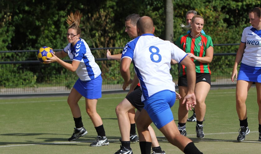 De Olympianen in het wit werden in de Bruggenderby helemaal zoek gespeeld. Fotografie: Peter de Jong.