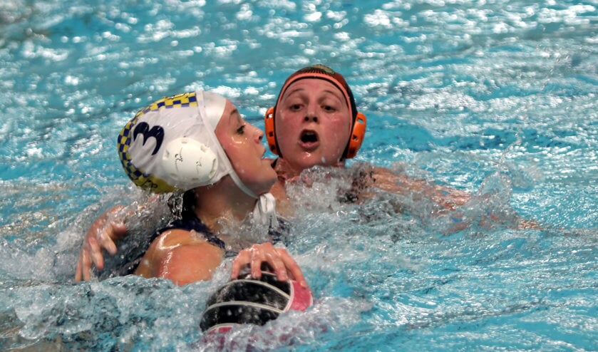 De waterpolosters van De Kempvis zagen de koppositie in de eerste klasse A door twee nederlagen op rijs als sneeuw voor de zon verdwijnen. Foto Peter de Jong.