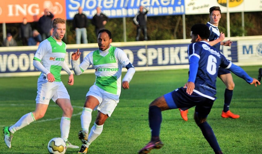 Spijkenisse, met aanvoerder Felino Jardim aan de bal, behaalde tegen Harkemase Boys op het Sportpark Riedijk zijn eerste thuisoverwinning.