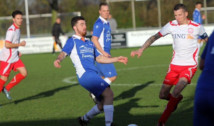 De derbytopper tussen Zuidland en koploper Hellevoetsluis leverde veel strijd zonder winnaar.