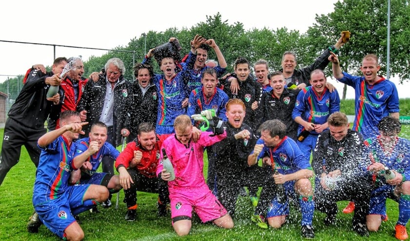 De champagne kon open zaterdag na het behalen van de titel bij Hekelingen voor GHVV'13.