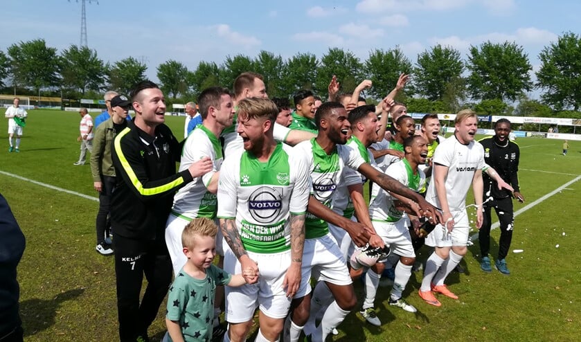 Vrolijke gezichten bij VV Spijkenisse na het behalen van het kampioenschap.