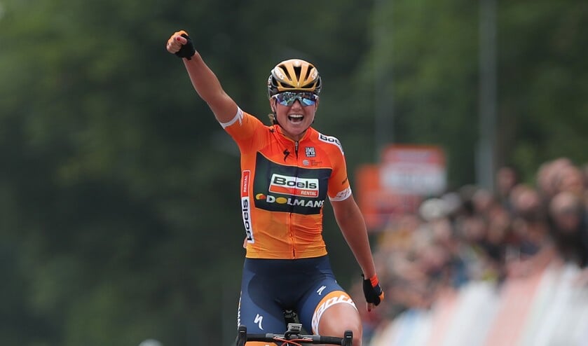 Chantal Blaak balt een vuist. De nationale titel is na een ferme demarrage, afgerond met een solo binnen.