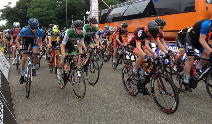 Daan Hoole en Maikel Zijlaard (midden) toen nog hoopvol van start op het NK voor junioren.