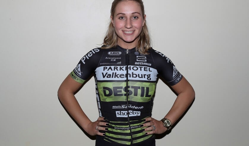 Chanella Stougje is weer hersteld van de ziekte van Pfeiffer en maakte in Erpe-Mere haar rentree in het peloton.