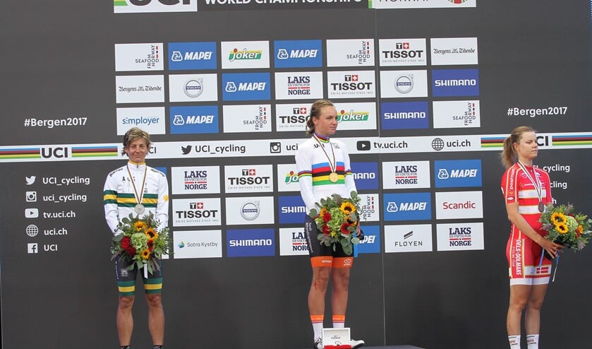 Chantal blaak op het podium met Katrin Garfoot en Amalie Dideriksen.