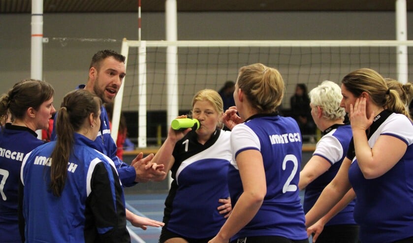 Bernisser coach Edwin Ooms praat zijn speelsters moed in om het tij in het belangrijke treffen tegen Volley Voorne te keren.
