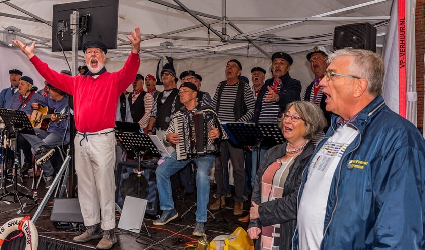 Uit volle borst werd meegezongen.