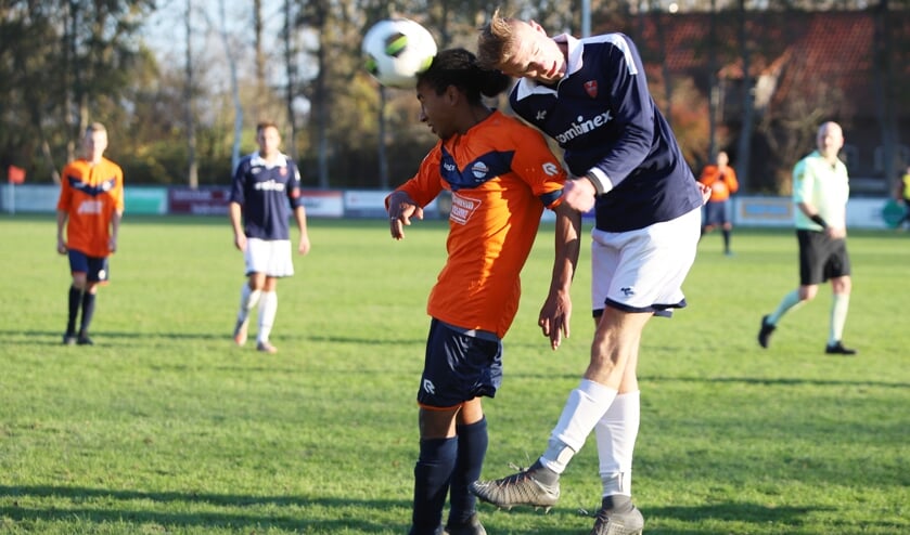 Simonshaven nam zaterdag de voorsprong, maar verloor van ZBVH. De scheidsrechter gaf Simonshaven veel kaarten.