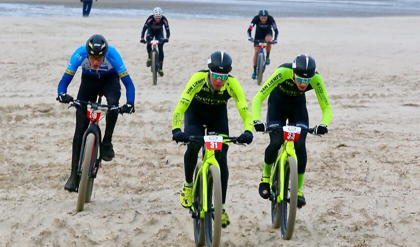 Daan van Sintmaartensdijk (39), Ronan van Zandbeek (31) en de latere winnaar Bas Nieuwkoop (34) op weg naar het podium. Foto TvK.